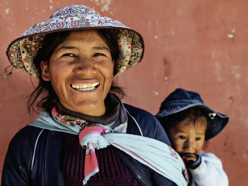 Auf Ihrer individuellen Rundreise durch Südamerika sehen Sie in Peru auf dem Markt von Pisak Frauen in tradtioneller Tracht.