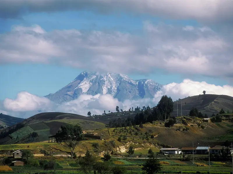 Auf Ihrer individuellen Rundreise sehen Sie auch den majestätischen Chimborazo. Wussten Sie, dass er nicht nur der höchste Berg von Ecuacor ist, sondern vom Erdmittelpunkt aus gemessen der höchste Berg der Welt?