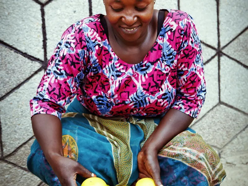 Auf Ihrer Rundreise durch Uganda und Ruanda  bleibt auch mal Zeit, über einen Markt zu bummeln und das Obst zu probieren, das die Frauen hier anbieten.