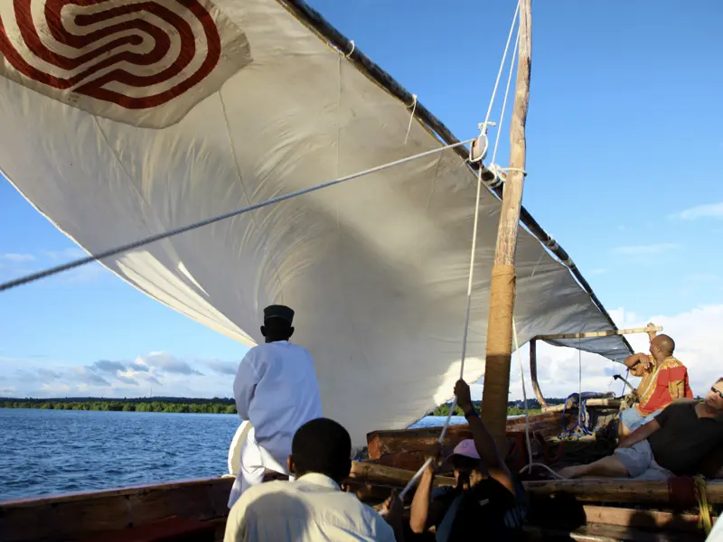 Stimmungsvolles Finale Ihrer individuellen Rundreise durch Tansania: Sunset-Dinner-Cruise auf einer traditionellen Dhau vor der Küste von Sansibar.