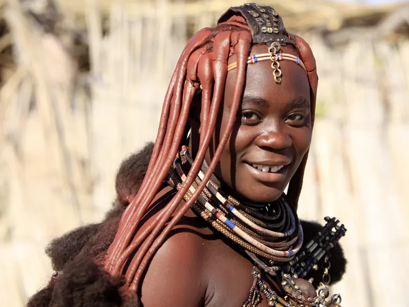 Auf Ihrer individuelellen Rundreise durch Namibia begegnen Ihnen vielleicht auch Himba-Frauen mit ihren kunstvollen Frisuren.