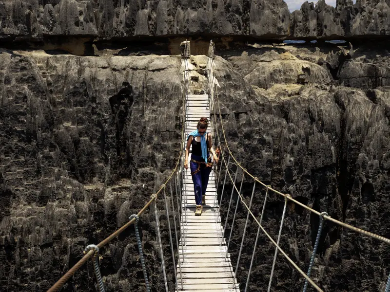 Auf Ihrer individuellen Rundreise durch Madagaskar sind Sie einen ganzen Tag im Nationalpark Tsingy de Bemahara unterwegs. In dieser Landschaft aus Kalksteinnadeln fühlen Sie sich in eine andere Welt versetzt.