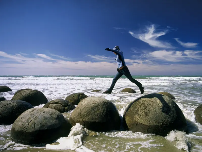 Auf Ihrer individuellen Rundreise durch Neuseeland machen Sie halt in Moeraki und können am Strand die Steinkugeln der Moeraki Boulders bewundern.