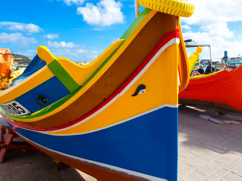 Maltas Fischerboote - farbenfroh bemalt und von wachen Augen beschützt.