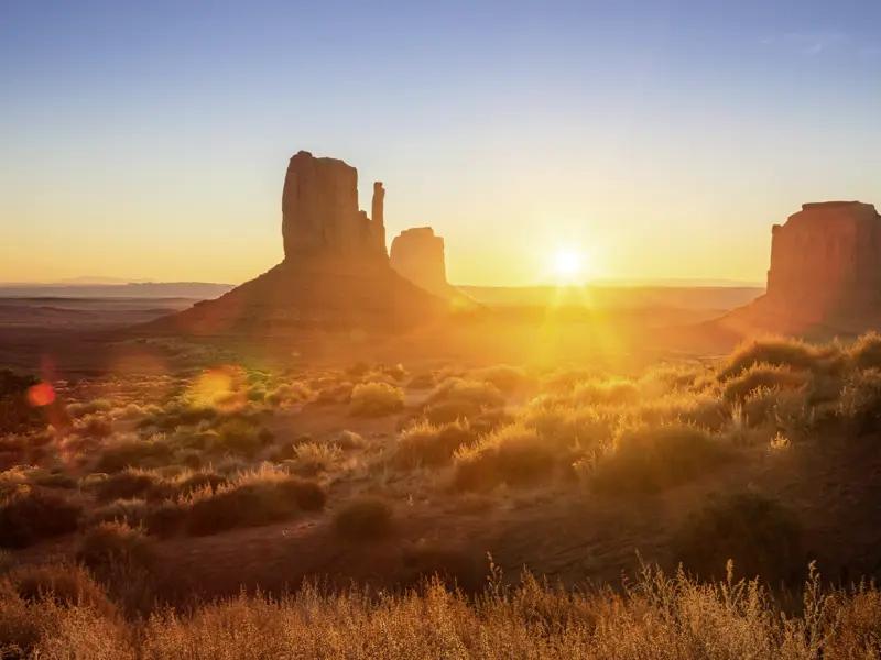 Ein Highlight dieser Rundreise für junge Traveller durch den Westen der USA ist ein Besuch des Monument Valley mit seinen Felsformationen, die auch aus unzähligen Hollywood-Filmen bekannt sind.