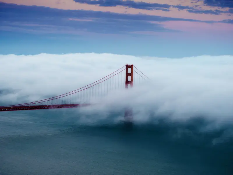 Diese Rundreise durch den Westen der USA beginnt in der Pazifikmetropole San Francisco, wo ein Besuch der oft in Küstennebel gehüllten Golden Gate Bridge zum Pflichtprogramm für junge Traveller gehört.