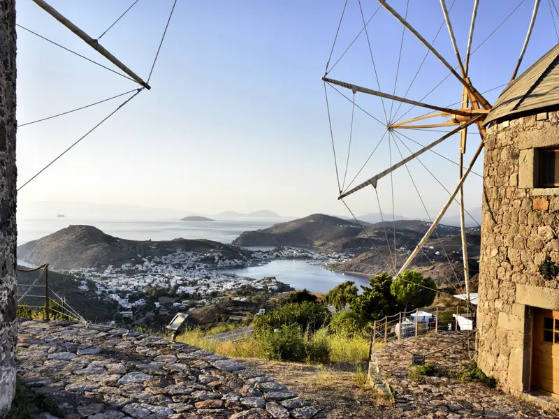 Auch die kleine Insel Patmos besuchen wir auf dieser YOUNG LINE Reise für Entdecker ab 35 - mit ihrem Naturhafen und der bezaubernden Altstadt gehört sie zu den absoluten Highlights der Ägäis