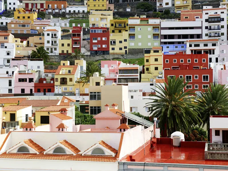 Einladend sieht die bunte Kulisse der Inselhauptstadt von La Gomera, San Sebastian, mit den vielen bunten Häusern aus, die während der Rundreise von allen Entdeckern ab 35 am freien Tag besucht werden kann