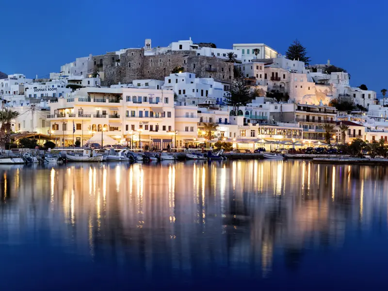 Auf unserer Rundreise mit YOUNG LINE lockt uns nach einem Tag Action oder Beachlife Naxos-Stadt mit Gässchen und griechischem Lebensgefühl.