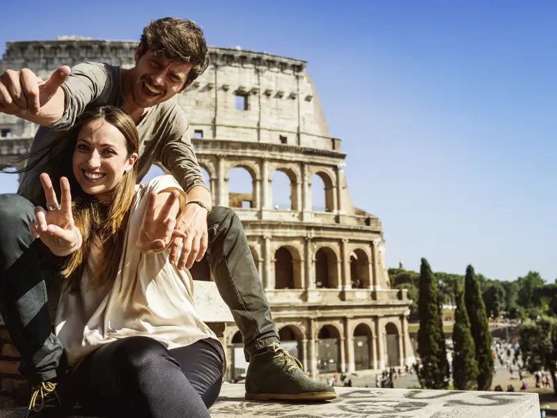 Ein Wahrzeichen von Rom ist das Kolosseum - Selfietime auf unserer Rundreise durch Italien.