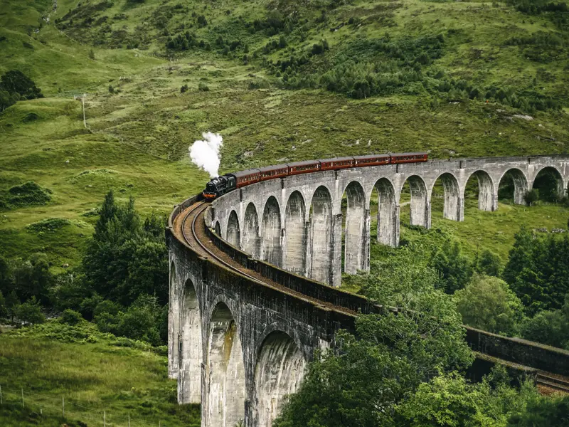 Auf unserer Rundreise duch Schottland ein Highlight für alle Harry-Potter-Fans: der Glenfinnan-Viadukt - und wenn der Hogwarts Express gerade nicht darüberdampft, ist der Jacobite Steam Train auch ein tolles Fotoobjekt.