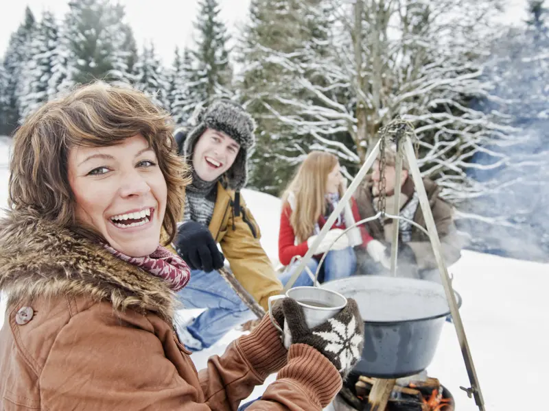 Auf unserer Reise mit YOUNG LINE tauchen wir in das Leben in der winterlichen Wildnis Finnlands ein - ein Kaffee vom Lagerfeuer ist dort Kult.