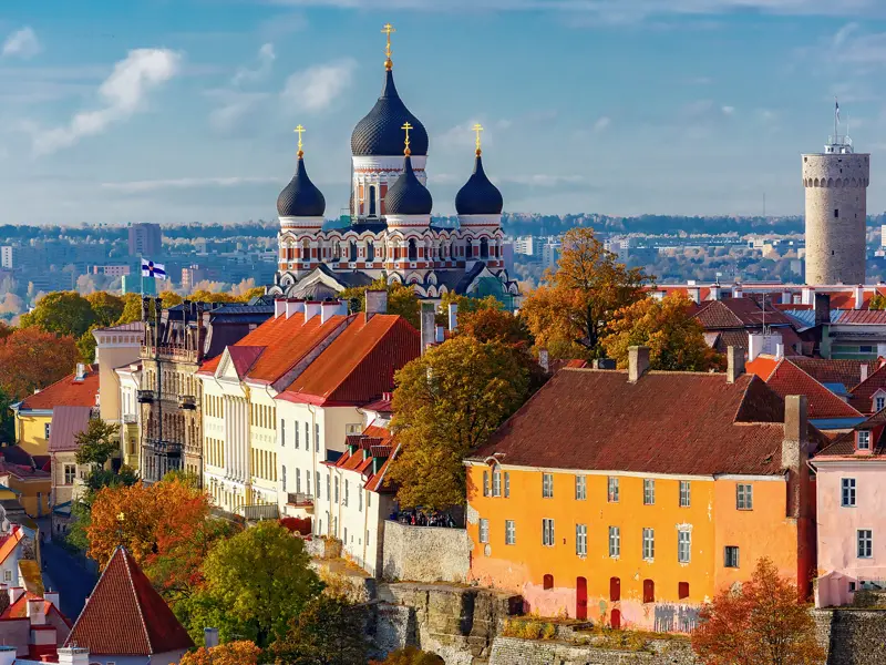 Zum Auftakt unserer Rundreise durch Estland erkunden wir die Hauptstadt Tallinn mit dem Domberg, alten Hansehäusern und der eindrucksvollen Alexander-Newski-Kathedrale.
