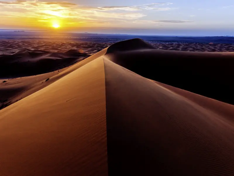 Auf unserer Rundreise durch Marokko mit YOUNG LINE kommen wir an den Rand der Sahara: besonders eindrucksvoll bei Sonnenuntergang.