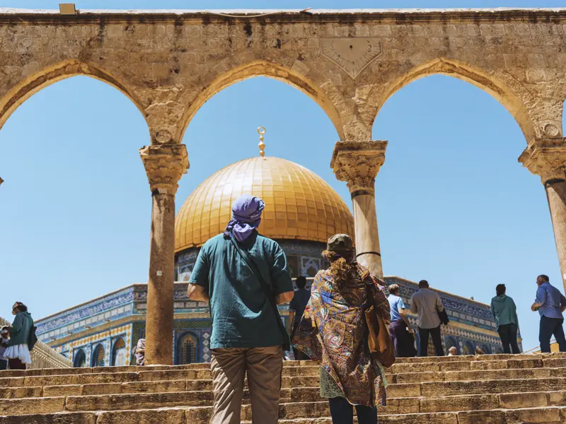 Auf deiner Rundreise mit YOUNG LINE durch Israel verbringst du drei Tage in Jerusalem, dessen Altstadt vom Felsendom überragt wird.