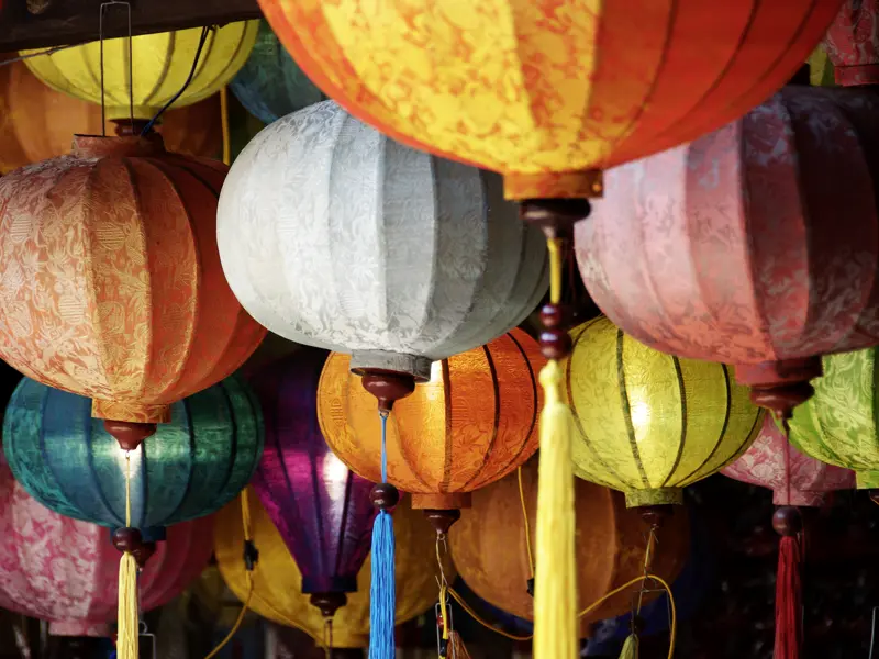 Bei unserem Rundgang durch die stimmungsvolle Altstadt von Hoi An bewundern wir die mit bunten Lampions beleuchteten Gassen.