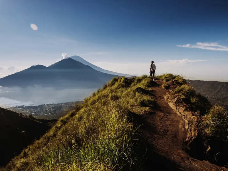 Auf unserer Rundreise erleben wir die faszinierende Natur von Bali: Den Mount Batur aus der Ferne bewundern oder die Gelegenheit zum Hochkraxeln nutzen?