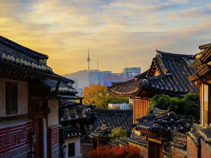Wolkenkratzerschluchten, historische Paläste, Tempel mit bunten Lampions und noch viel mehr erleben wir auf unserer Rundreise durch Südkorea in Seoul.