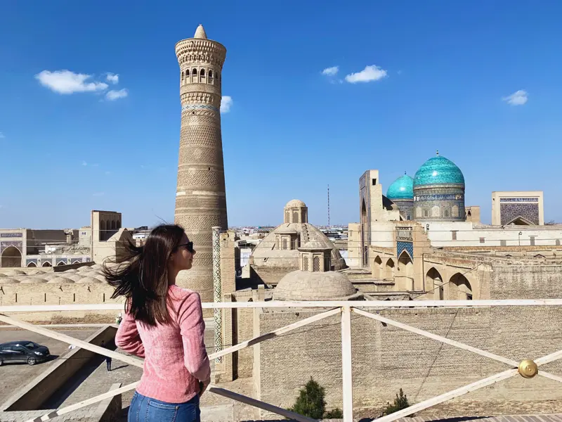 Auf unserer Rundreise durch Usbekistan eines der Highlights bei der Stadttour durch Buchara: das Kalon-Minarett ¿ Wahrzeichen, Leuchtturm für Karawanen, ehemalige Hinrichtungsstätte.