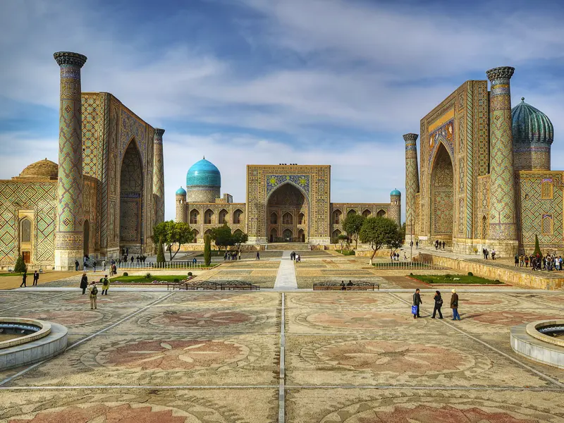 Hier beginnt unsere Reise durch Zentralasien: am Registanplatz in Samarkand