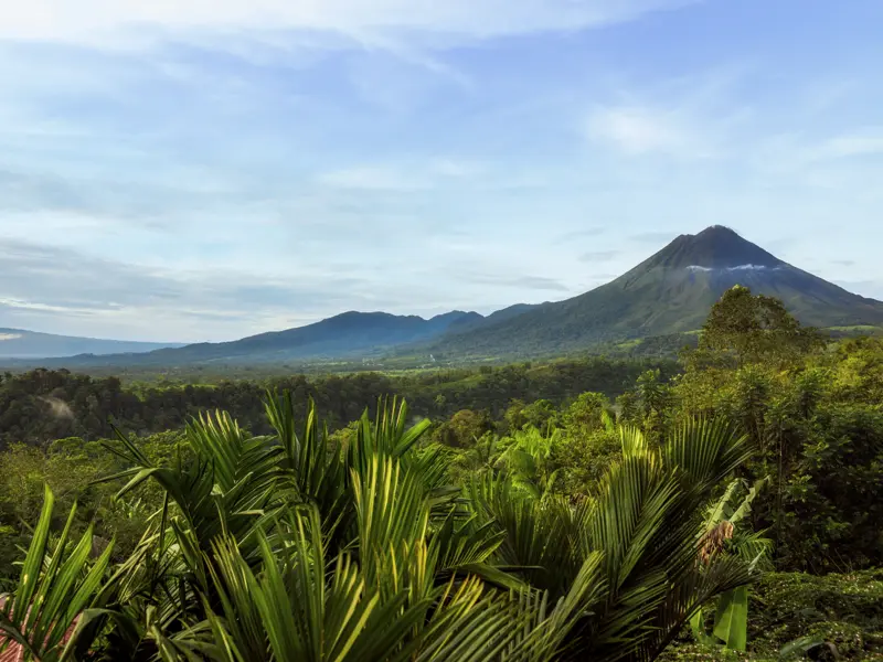 Auf unserer Rundreise durch Costa Rica können wir in La Fortuna auf einer Wanderung den imposanten Vulkan Arenal bestaunen.