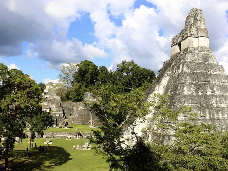Das Highlight unserer Rundreise durch Guatemala ist Tikal - hier versteckt sich eine ganze Stadt im Dschungel.
