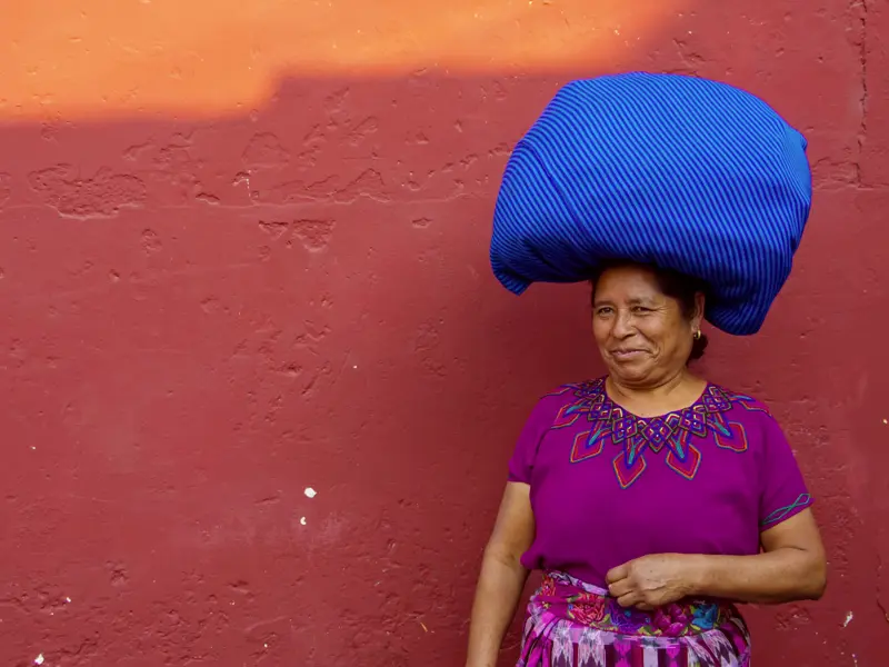 Ein Besuch des Markts von Chichicastenango darf auf unserer YOUNG LINE Rundreise durch Guatemala nicht fehlen. Alles leuchtet hier farbenfroh: Obst, Gemüse, Hängematten, Ponchos - und auch die Gewänder der Mayafrauen.