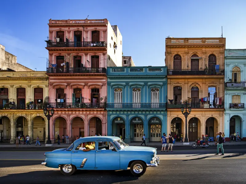 Kuba aus dem Bilderbuch: bunte Oldtimer vor bunter Häuserfassade in Havanna - und wir sind mittendrin.