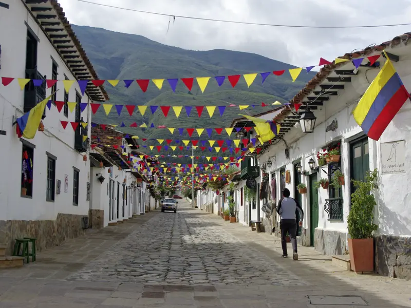 Auf unserer Rundreise mit YOUNG LINE durch Kolumbien haben wir Zeit, durch die bunt geschmückten Straßen der Dörfer zu schlendern.