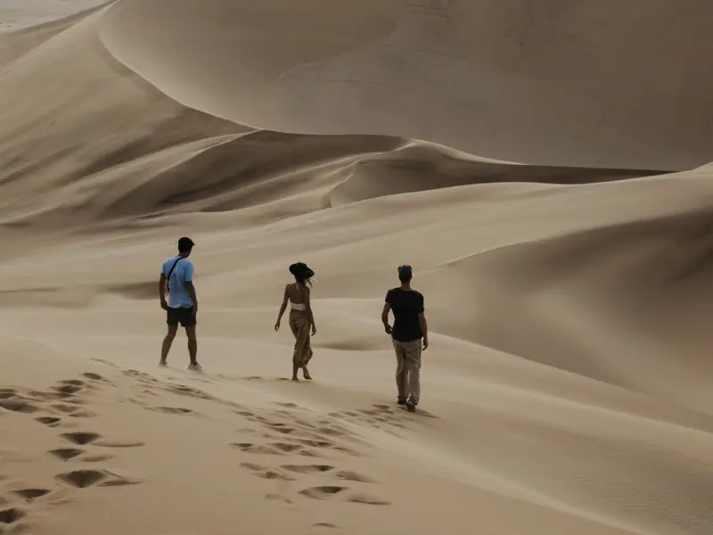 Die wohl höchsten und schönsten Dünen der Welt stehen im Sossusvlei, eine Wanderung darf auf unsere Rundreise nicht fehlen.