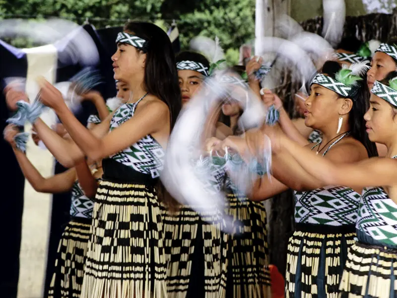 Auf unserre YOUNG LINE Rundreise durch Neuseeland besuchen wir ein Dorf der Maori und kommen ihrer Kultur und den Traditionen ganz nah.