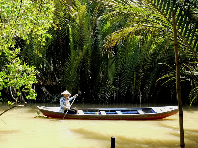 Eine Station auf unserer Rundreise durch Südostasien: Das Mekongdelta ist die Lebensader Südvietnams. Das traditionelle Fortbewegungsmittel vieler Vietnamesen ist immer noch das Holzboot.