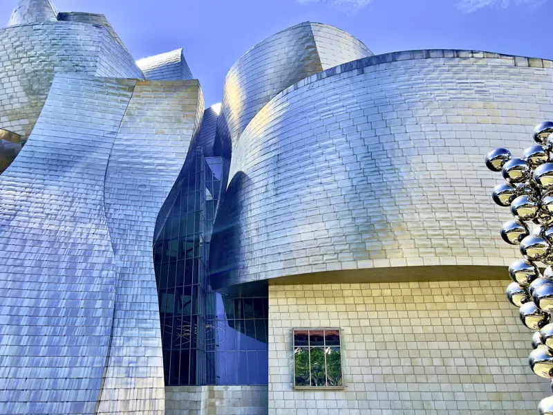 Ausklang unserer YOUNG LINE Rundreise durch Nordspanien in Bilbao - den Besuch des Guggenheim-Museums sollten wir uns nicht entgehen lassen.