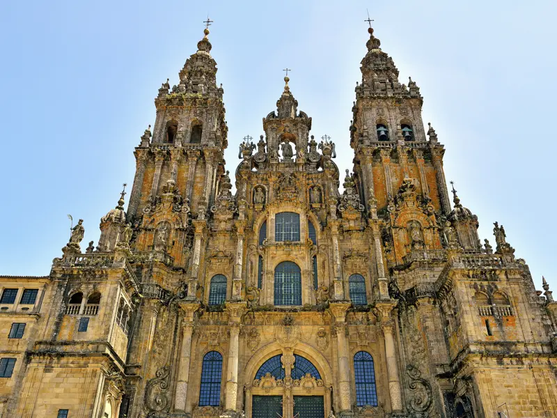 Unsere Reise entlang der Costa Verde führt uns zum sehnsuchtsziel vieler Pilger: die Kathedrale von Santiago de Compostela (UNESCO-Weltkulturerbe) am Ende des Jakobswegs.