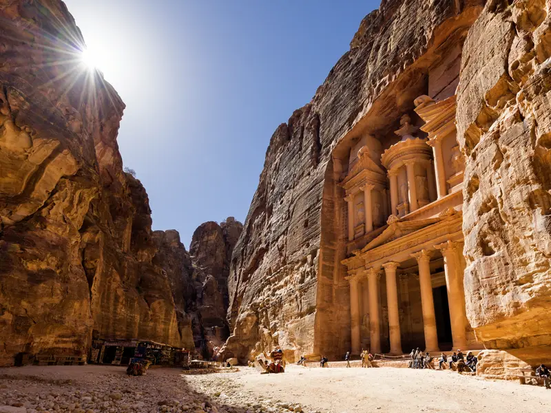 In der legendären Karawanenstadt Petra ragen Tempelfassaden wie die des Schatzhauses zwischen hohen Felswänden vor uns auf ¿ sicher eines der Highlights der kombinierten Rundreise Israel ¿ Jordanien.