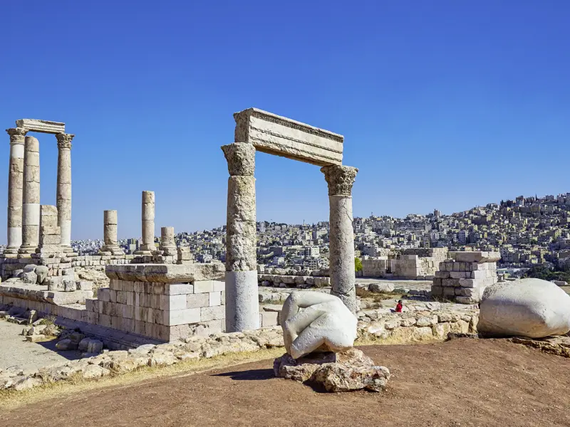 Auf unserer Marco Polo Rundreise durch Jordanien gehen wir in Amman auf Zeitreise in die Antike und blicken vom Zitadellenhügel auf die Millionenstadt biblischen Alters.