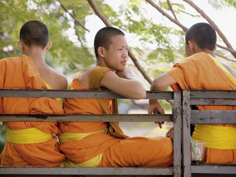 Auf unserer Marco Polo Entdecker Reise durch Thailand begegnen wir immer wieder orange gekleideten buddhistischen Mönchen.