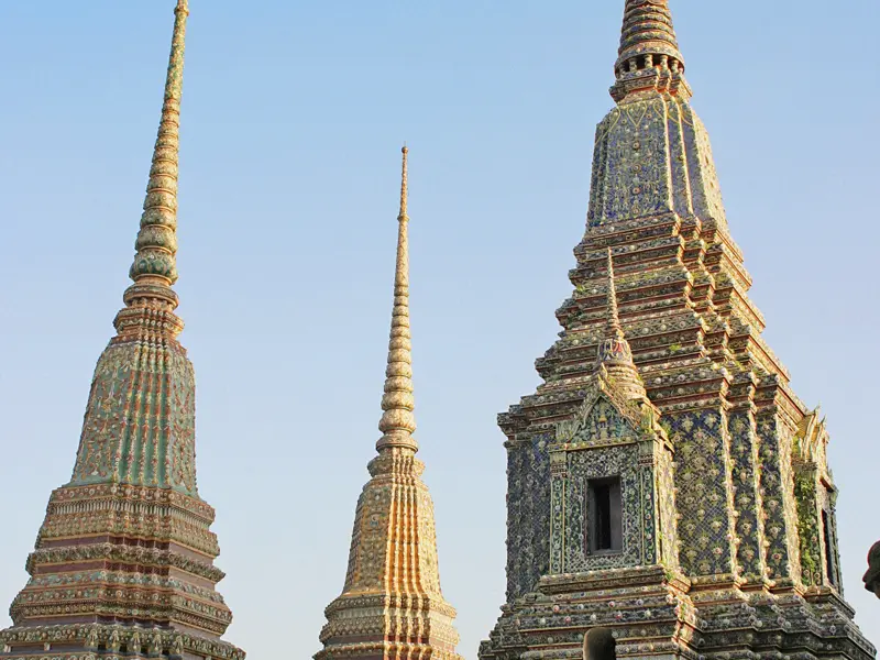 In Bangkok strahlt der Königspalast mit dem Tempel Wat Phra Keo in allen Farben, sobald die Sonne auf ihn trifft. Wir lassen uns von dem Farbenspiel begeistern und schauen uns den Smaragdbuddha aus der Nähe an.