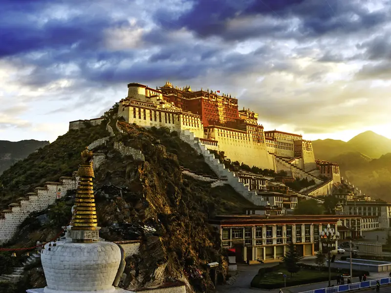 Auf ihrer Rundreise durch Tibet steht auch der Potala in Lhasa auf dem Programm, in dem der Dalai Lama bis zu seiner Vertreibung residierte