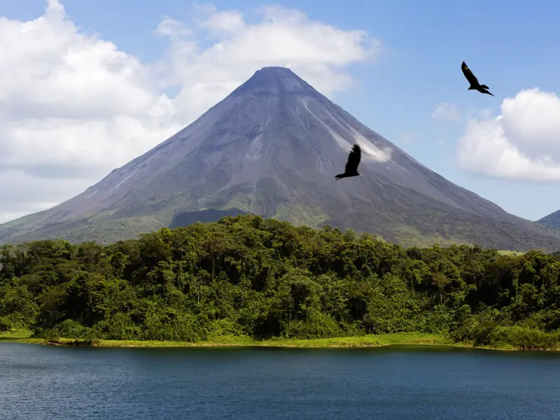 Auf dieser Rundreise durch Costa Rica wandern wir an den Hängen des Vulkans Arenal entlang, überqueren Lavafelder und genießen den grandiosen Ausblick auf den Arenalsee.