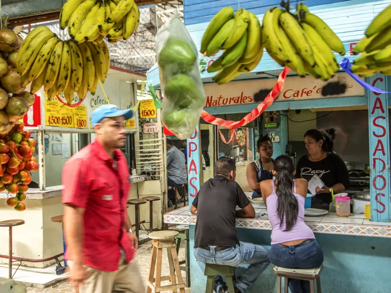 Streetfood-Stände in Costa Rica mit reichlich Vitaminen sorgen für Erfrischung auf unser Rundreise mit Marco Polo.