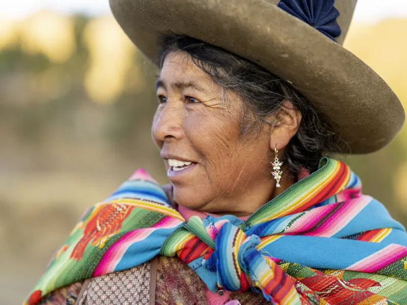 Auf dieser Rundreise durch Peru erleben Sie den Markttag in Pisak, zu dem aus den umliegenden Dörfern die Frauen in ihrer buntenTracht kommen.