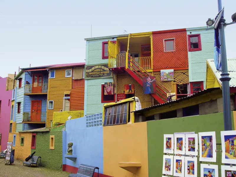 Unsere Reise nach Argentinien und Chile beginnt in Buenos Aires. Auf der Stadtrundfahrt erleben Sie unter anderem den Charme des Stadtviertels La Boca mit seinen bunt gestrichenen Häusern.