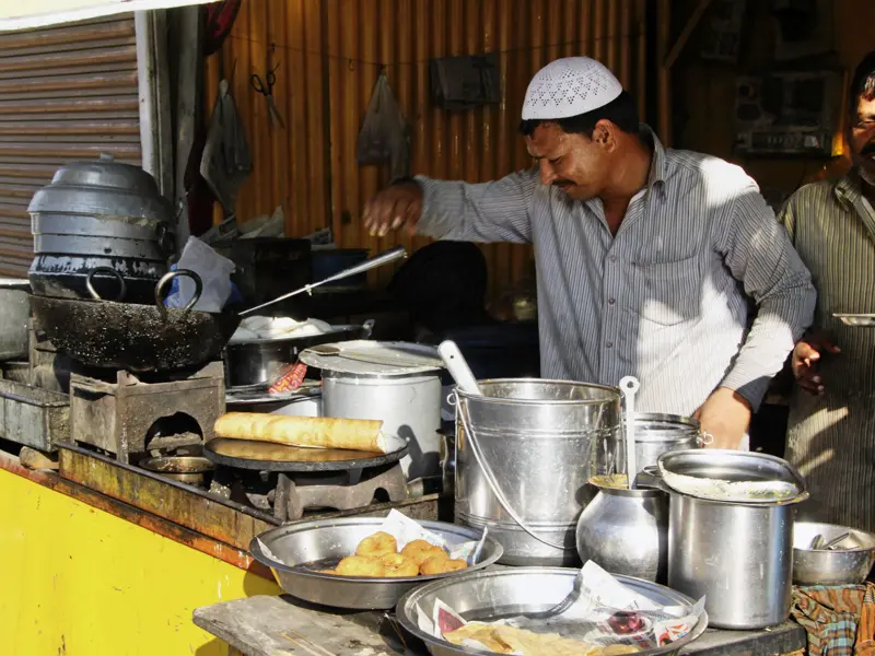 Auf unserer Reise haben wir in Delhi Gelegenheit, das berühmte Streetfood zu probieren. Ein einheimischer Insider führt uns zu den besten Ständen.