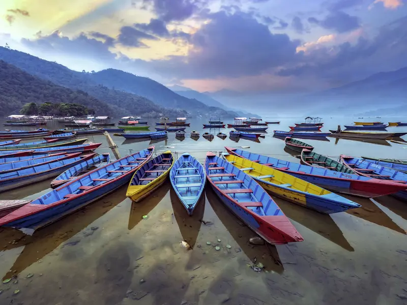 Zwei Nächte bleiben wir auf unserer Rundreise durch Nepal in Pokhara. Es bleibt Zeit für eine Bootstour auf dem Phewasee.
