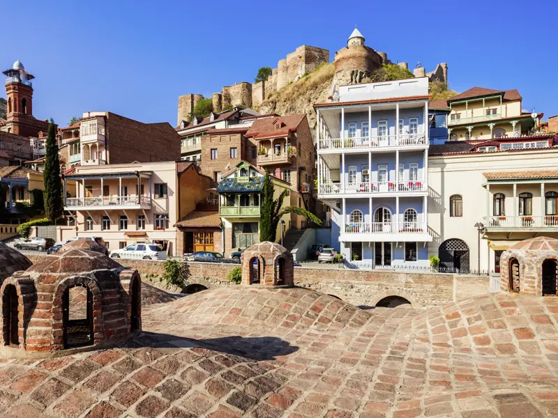 Auf Ihrer Rundreise durch Armenien und Georgien  erkunden Sie ausführlich die georgische Hauptstadt Tiflis - unter anderem auch die Altstadt mit ihren Terrassenhäusern und Schwefelbädern.