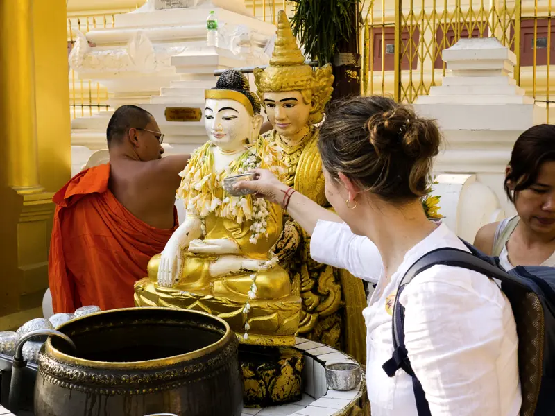 Staunen Sie auf Ihrer Rundreise durch Myanmar in Yangon über die goldene Pracht der Shwedagon-Pagode und finden Sie etwas über Ihren Geburts-Tag heraus.