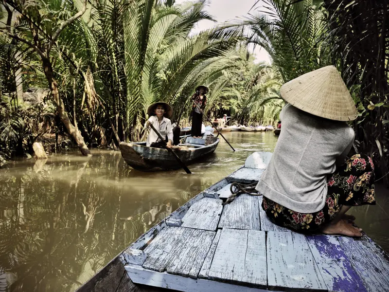 Eines der Highlights unserer Rundreise: In kleinen Booten entdecken wir in Vietnam die unzähligen Flussarme im Mekongdelta.