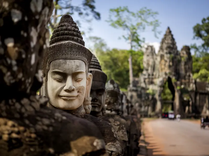 Bei den Tempeln von Angkor lüftet Ihr Scout so manches Geheimnis. Im Bayon-Tempel von Angkor Thom begrüßen uns Gesichter aus Stein mit rätselhaftem Lächeln. Das großartige Finale unserer Rundreise durch Laos und Kambodscha.