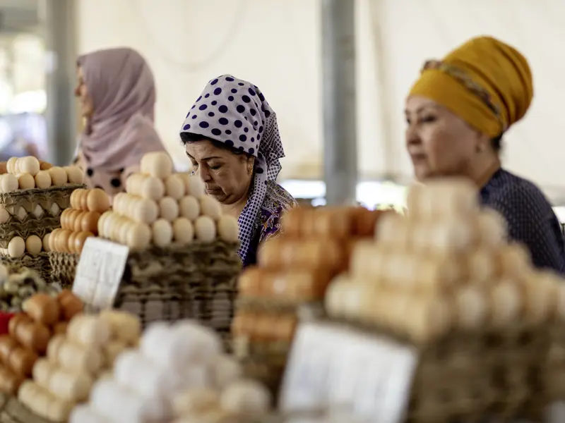 Auf unserer Reise in leiner Gruppe besuchen wir Märkte und probieren die lokalen Spezialitäten Usbekistans.